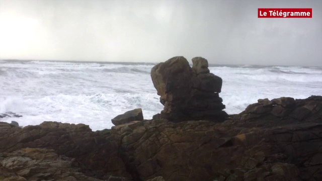 Plomeur. Houle impressionnante à la Torche