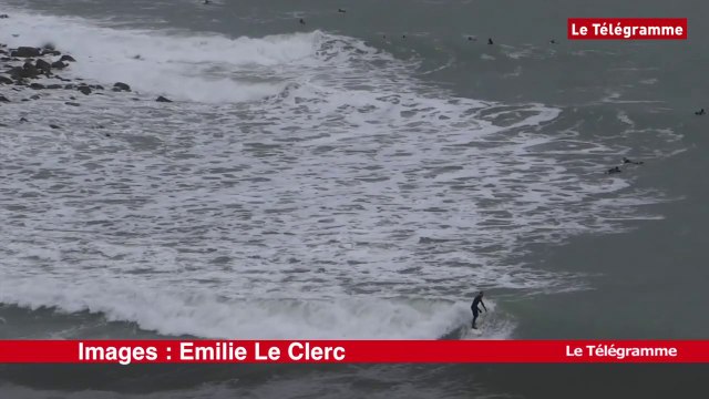 Douarnenez. Une vague de surfeurs aux Roches Blanches