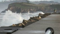 Olas del TEMPORAL Hoy 8F en la costa de Asturias