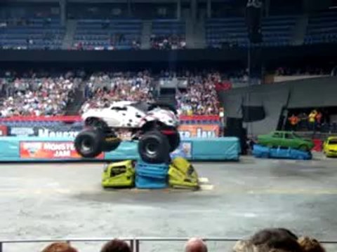 Freestyle Monster Mutt - Monster Jam Antwerp 11-09-10 (3)