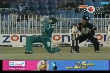 Wicket Keeper did not wear helmet and got Injured
