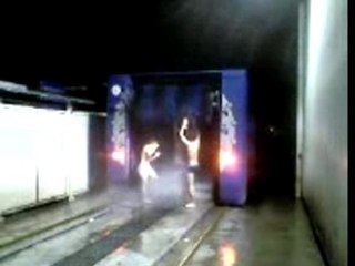 En caleçon dans le lavage auto