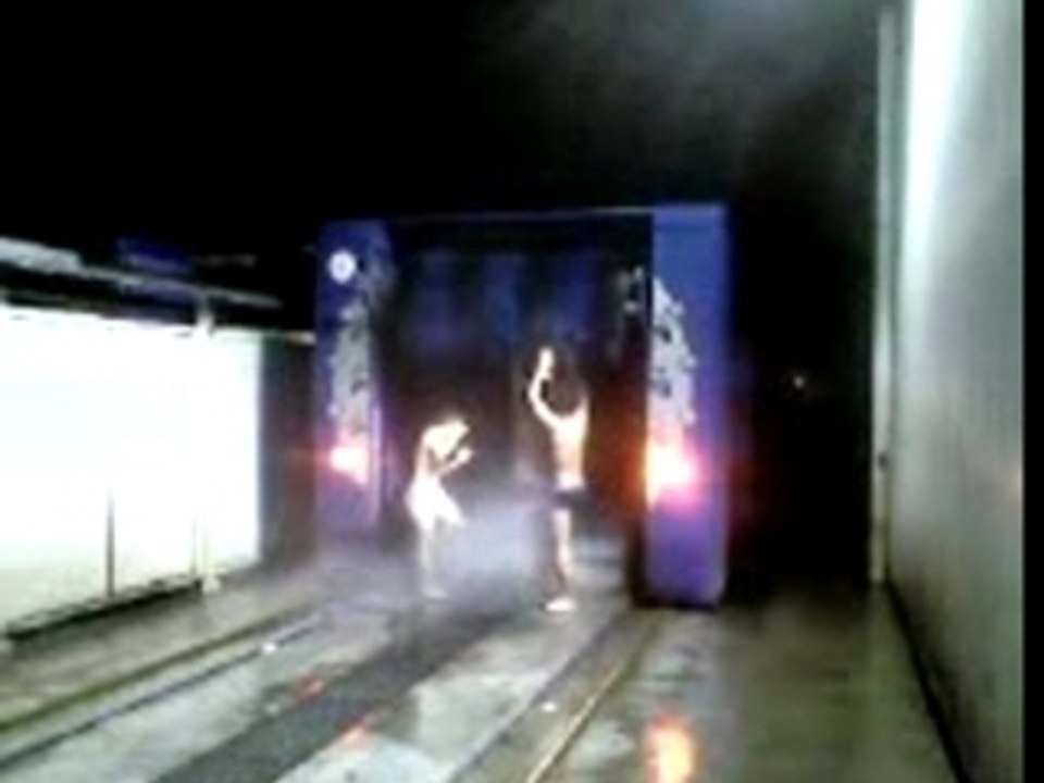 En caleçon dans le lavage auto