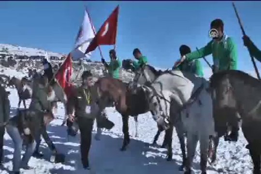 Donan gölde, at yarışları yapıldı