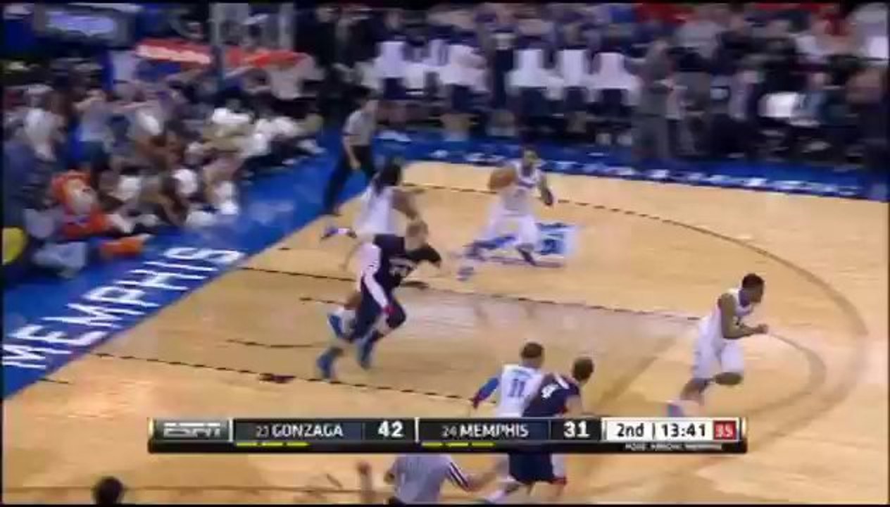 NCAA  Joe Jackson (1m85) contre le dunk de Przemek Karnowski (2m16)