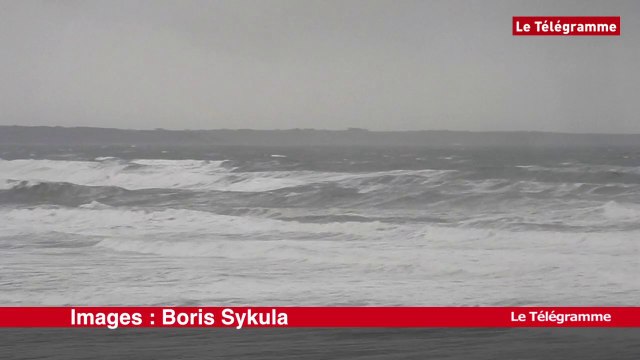 Crozon. Houle impressionnante à la plage de la Palue