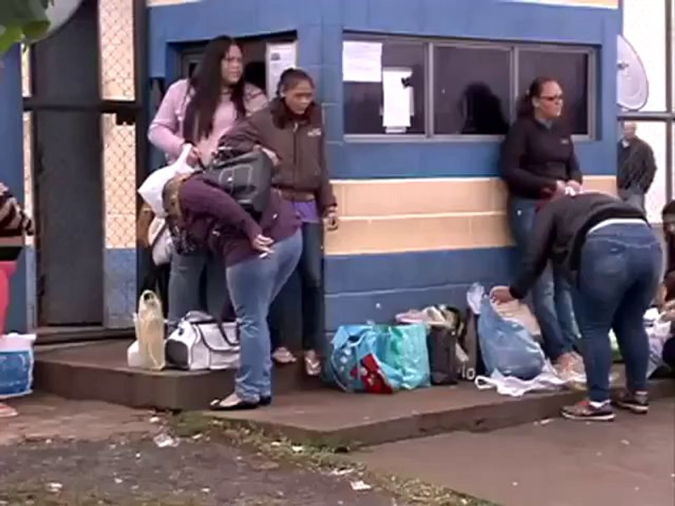 Aggressive Ziege attackiert Menschen