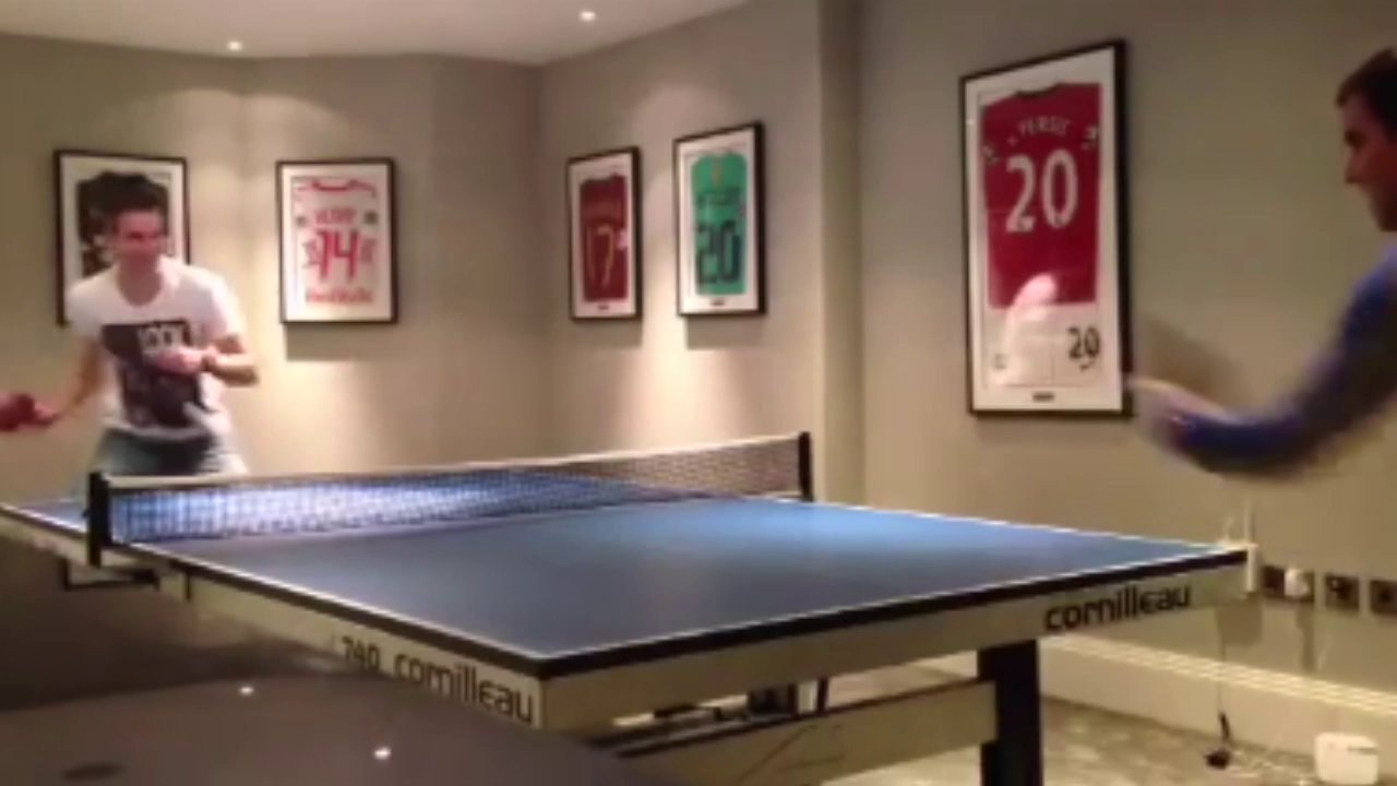 Insolite : Van Persie joue au ping pong avec 2 balles !