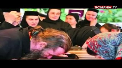 Momente CUTREMURĂTOARE în mănăstirile din România. MINUNI cu trupurile SFINŢILOR .