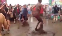 Des débiles jouent dans la boue pendant un festival!
