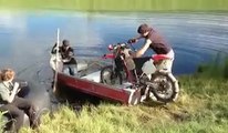 Bateau-cross - Remplacer la moteur du bateau par une moto. Débile!