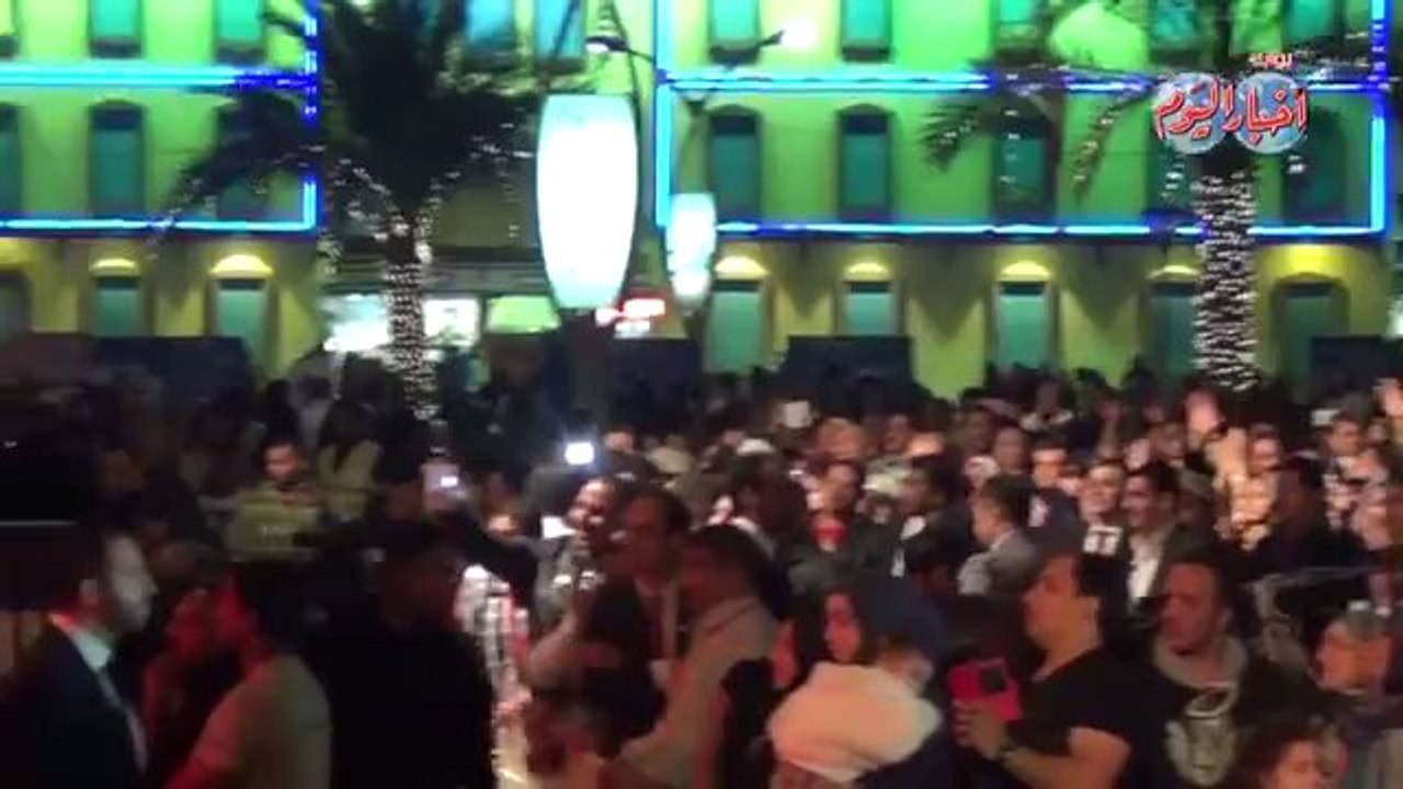 حكيم يشعل القرية العالمية فى دبي بـ 'تسلم الأيادي'