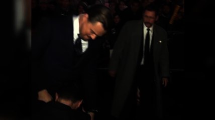 Un plaisantin entoure la taille de Leonardo DiCaprio sur le tapis rouge