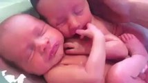 I gemelli appena nati nel bagnetto, l'abbraccio che incanta il mondo
