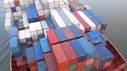 Скачать видео: Le Navire de transport de marchandises le plus gros du monde : le Arnold Maersk! Impressionnant.