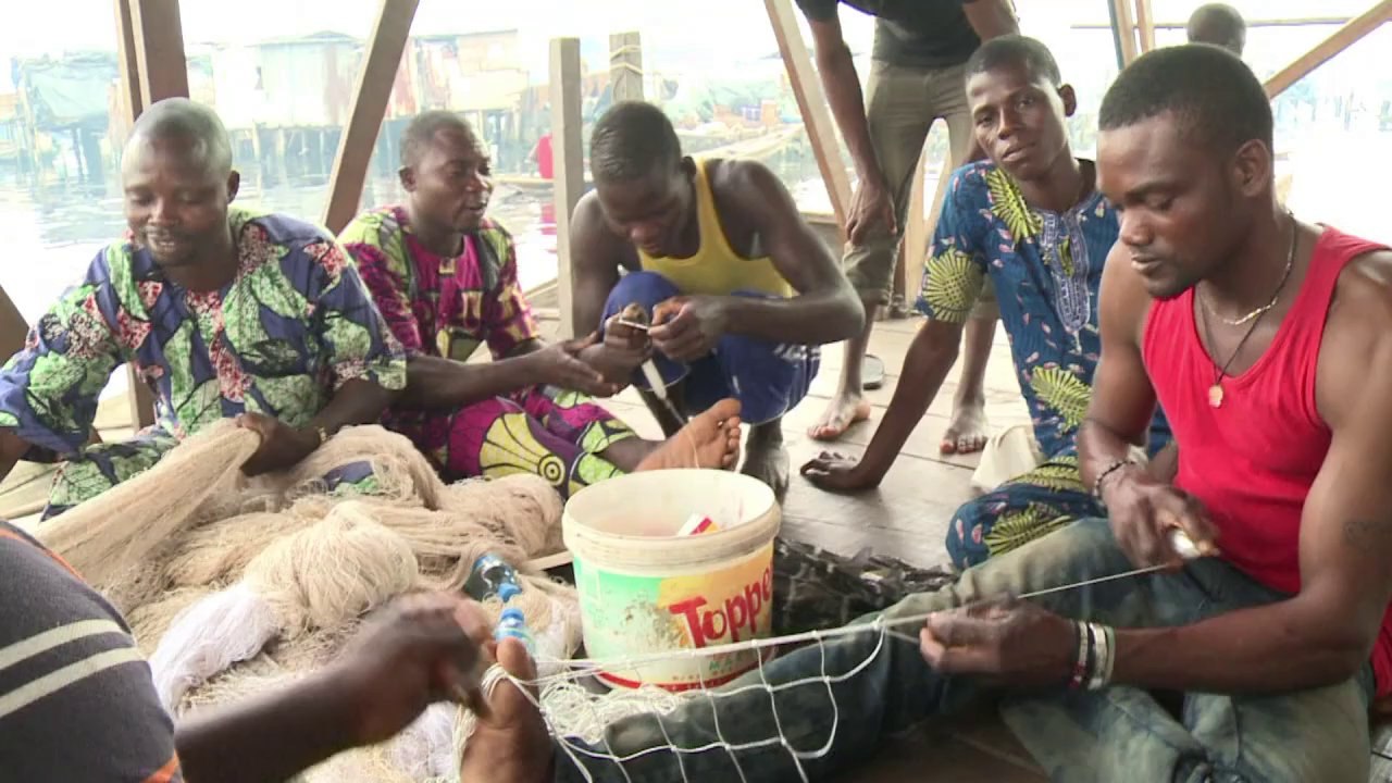 Schwimmende Schule als Hoffnung für Nigerias Lagunen-Slum