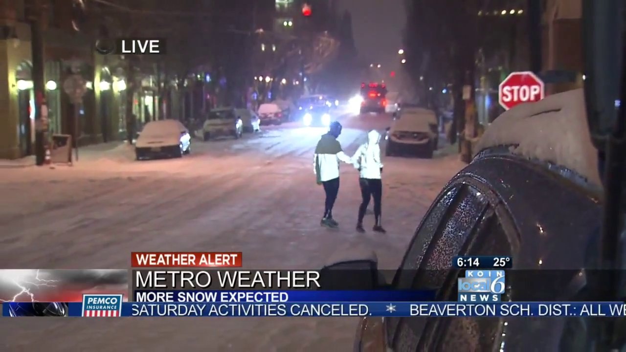 Deux joggers se tapent la honte de leur vie à la télé... Courir dans la neige c'est cool!