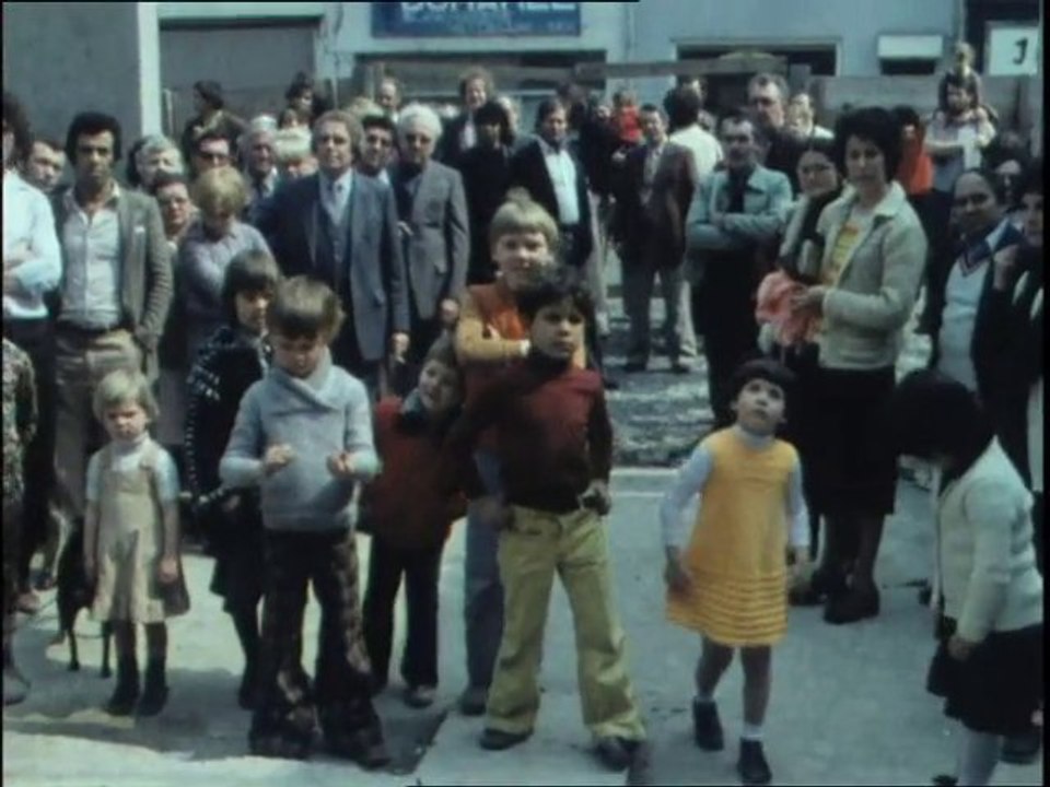 Quand les habitants prennent l'initiative 1981 Réalisation : société coopérative de production Sujet l'Alma-Gare à Roubaix : l'expérience de participation des habitants à la rénovation de leur quartier