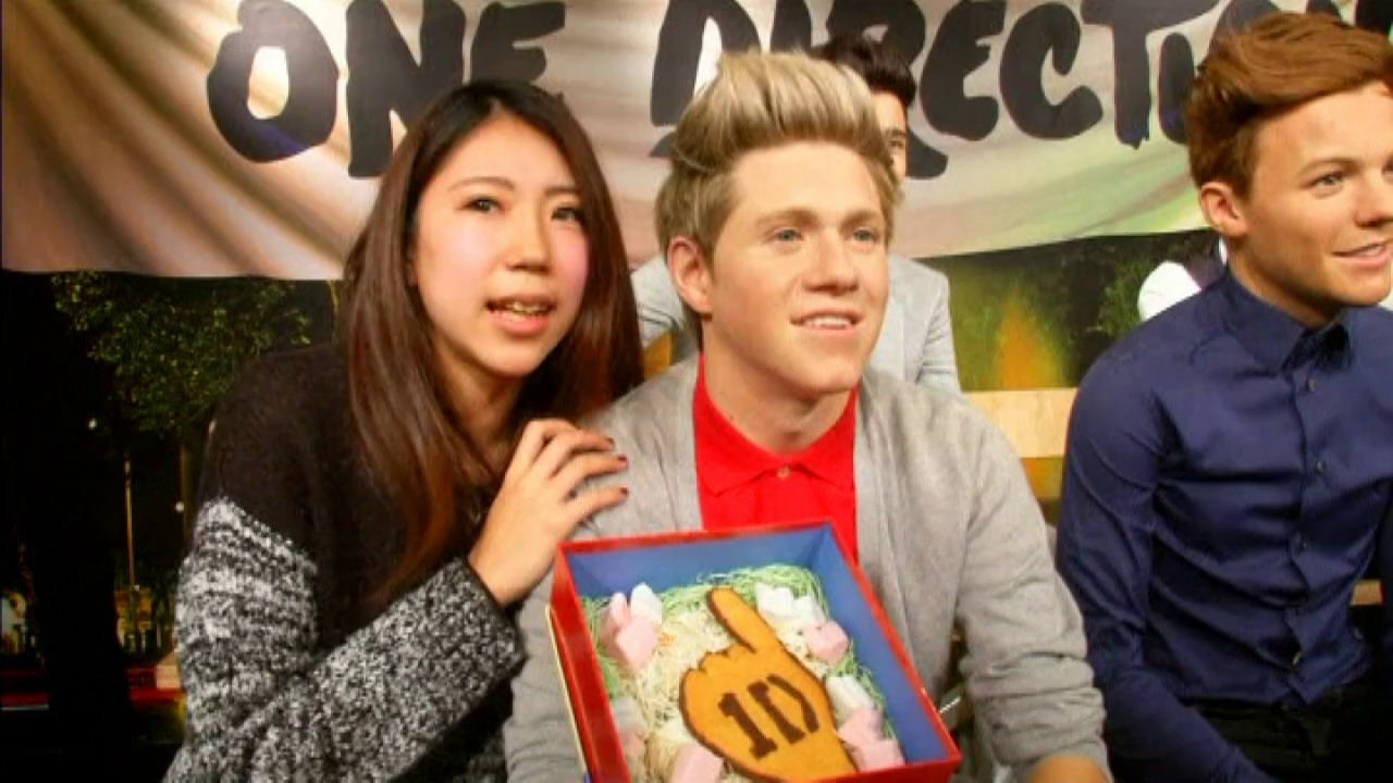 One Direction arrive in Tokyo museum
