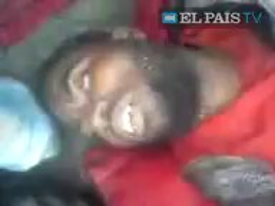 Los inmigrantes se despiden de los muertos en la playa del Tarajal