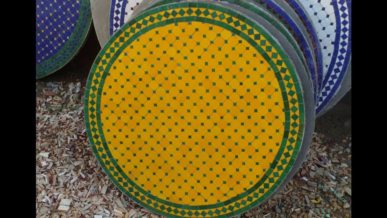 Table en zellige, Kiosque de jardin en fer forgé marocain