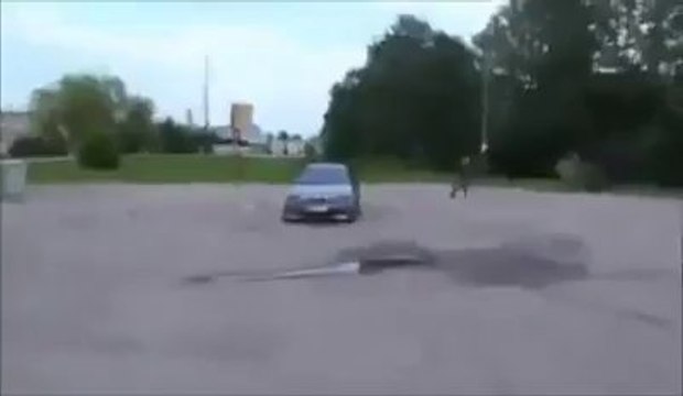 Pazzesco. Guardate chi scende dall'auto