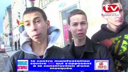 TV Bordeaux 33 Le Jeune Quentin lors de la minf contre le FN nous montre l'important dispositif de police