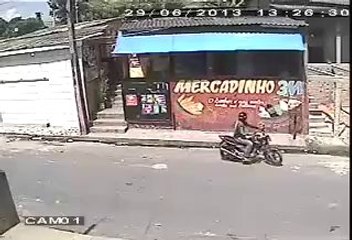 Secondo me questo rapinatore ha trovato Chuck Norris nel negozio