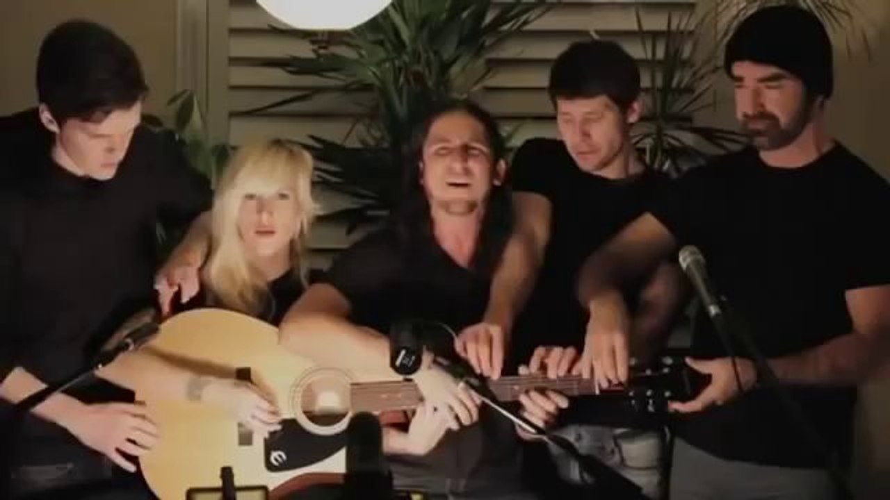 Bir gitarı 5 kişi çalarsa!..