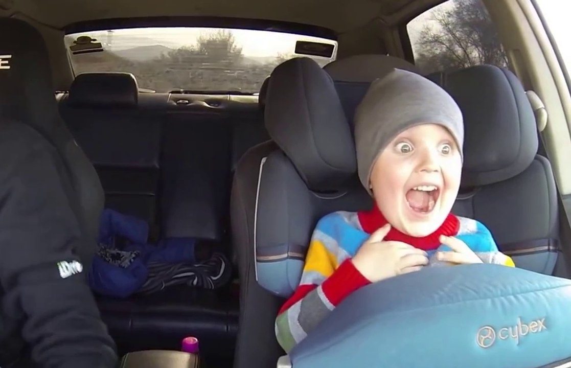 Un papa fait des gros drifts avec son enfant de 3 ans
