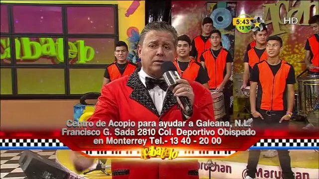 Gaby y Yuli desde el centro de acopio afuera de las instalaciones de Multimedios