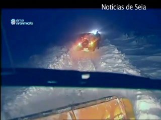 Um operador de limpa neves vai em socorro do seu chefe