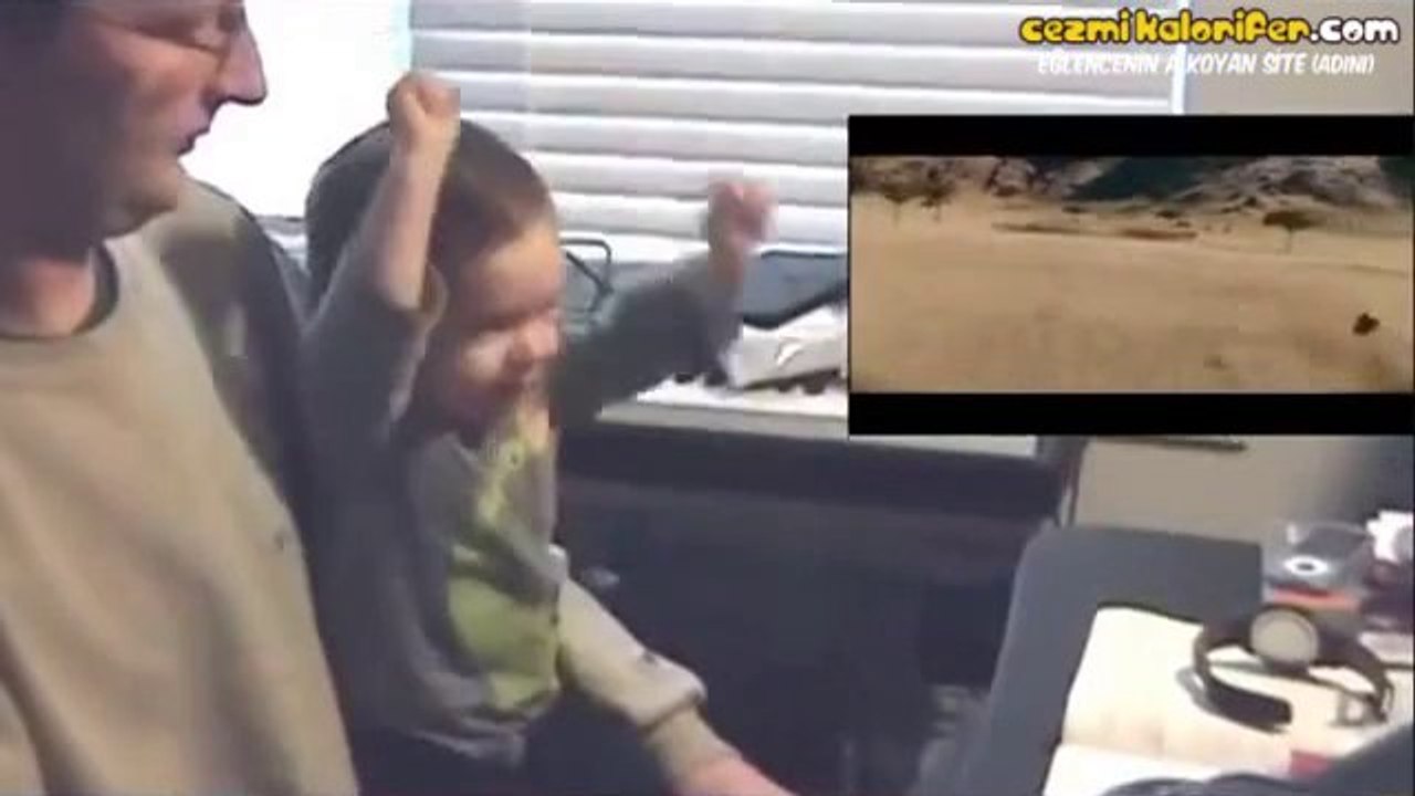 Kendini Superman Filmine Kaptıran Çocuk