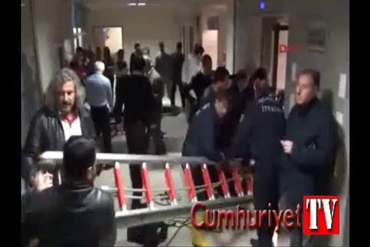Hastanede tartışırken 3'üncü kattan asansör boşluğuna düştü!