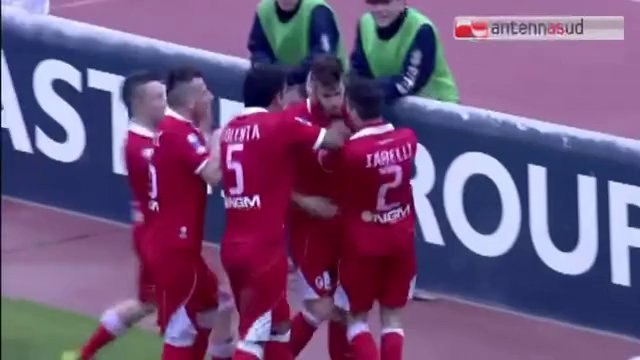 Calcio, serie B: highlights Bari-Siena 2-1. Fischi per l'ex barese Belmonte: Sei come Masiello