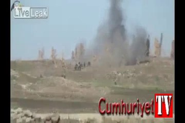 Havan mermisinin Esad güçlerinin ortasına düştüğü an böyle görüntülendi