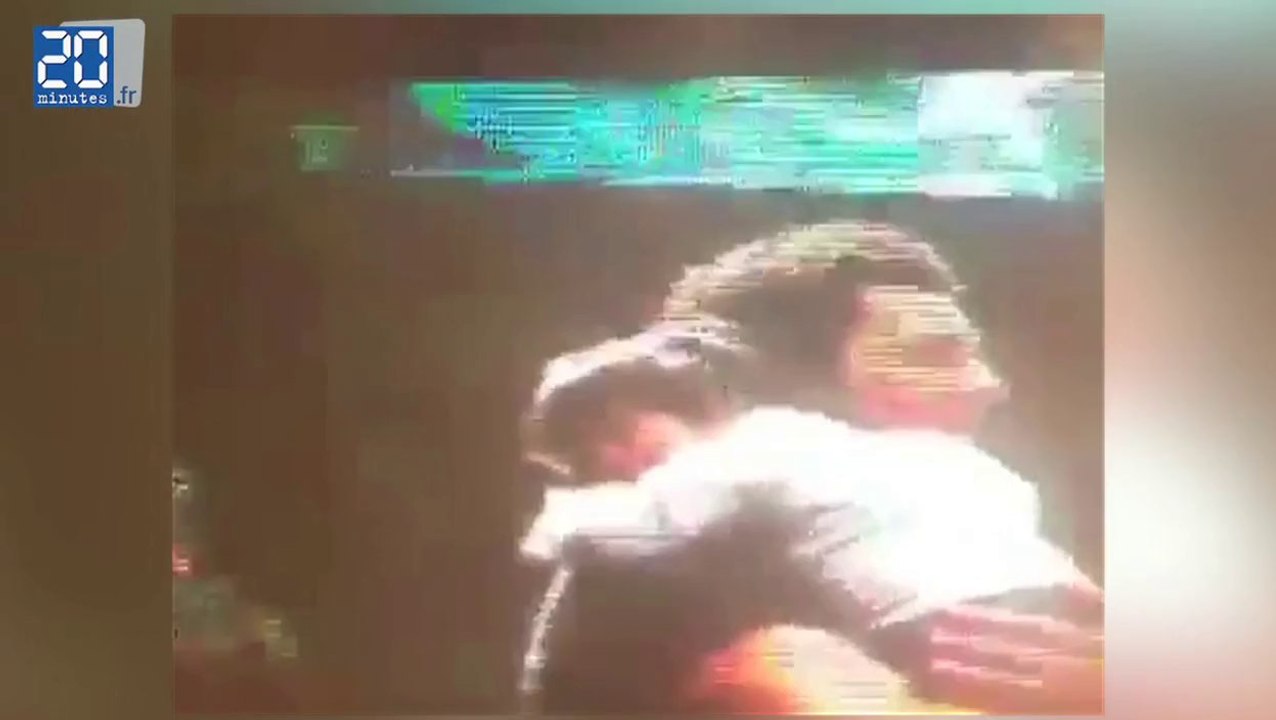 Un père enferme sa fille dans sa voiture pour assister à un concert