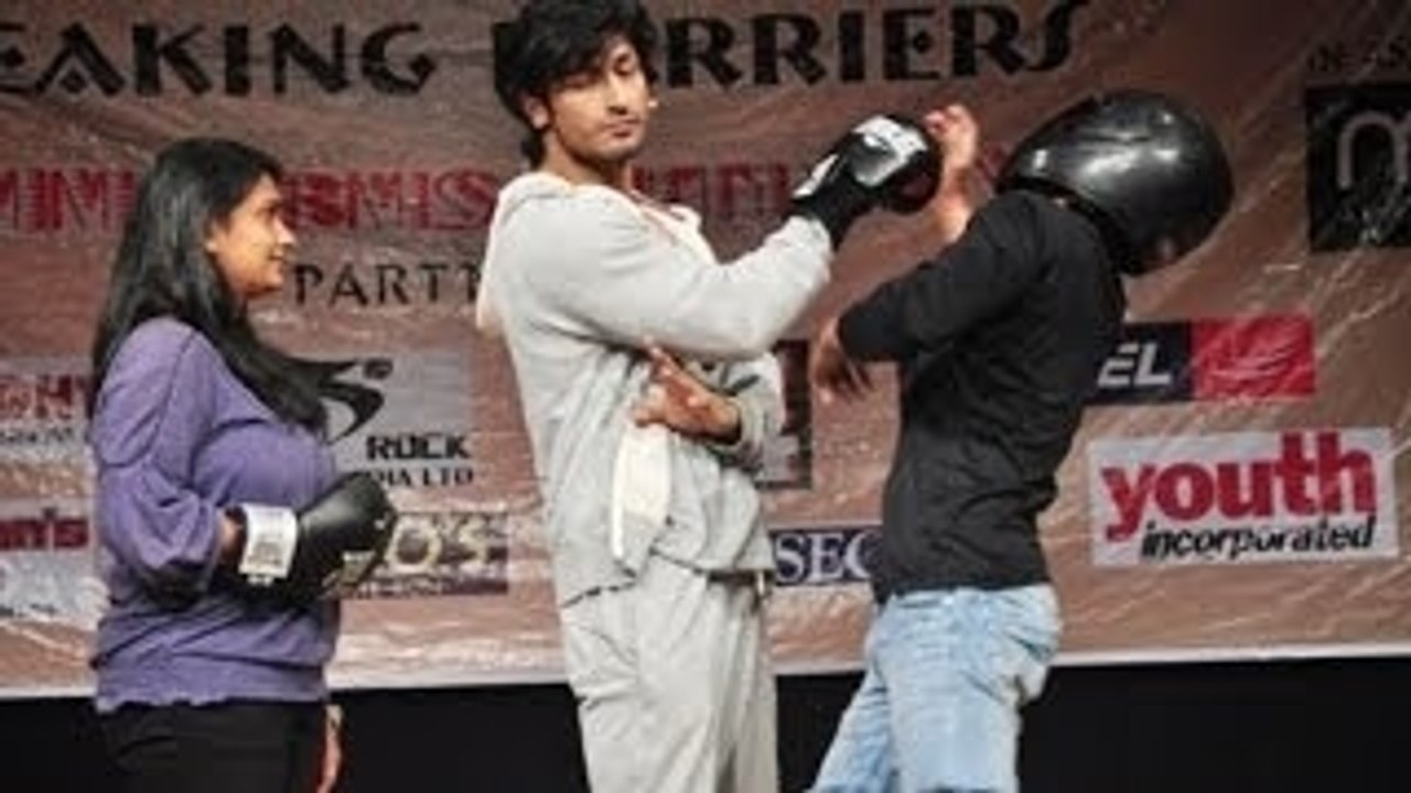 Vidyut Jamwal Teaches Self Defence Techniques !