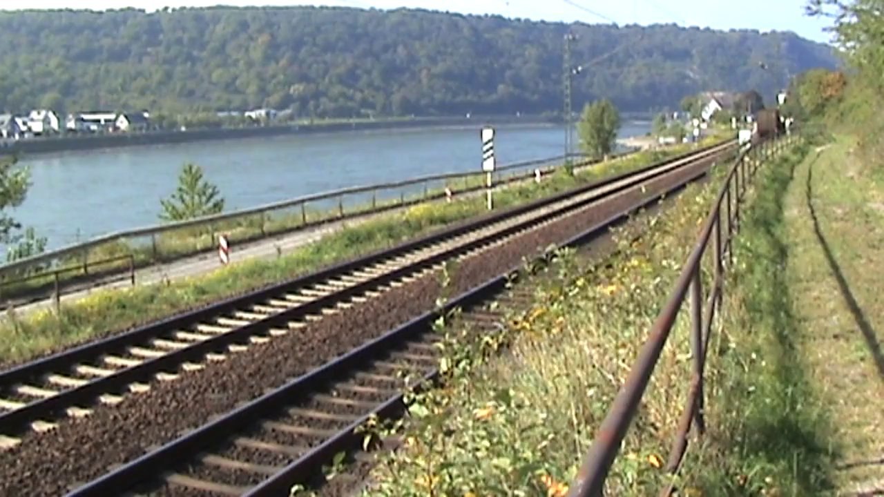 Züge und rheinschiffe bei kamp-bornhofen, 140, 151, 2x 145, 2x 185, 3x 428, 427