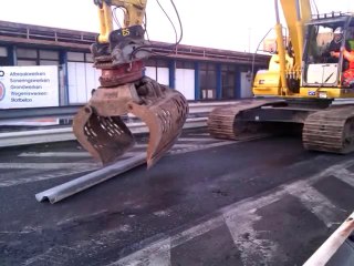 Rekkem: la ministre monte dans la grue et démolit le poste frontière