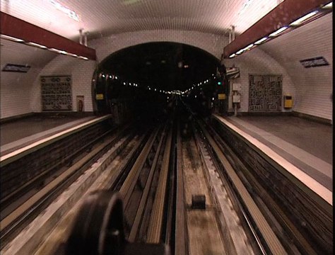 Les Souterrains du quotidien 1996 Réalisation Henri Ferlicot et Édouard Cuel, Sujet : chronique du métro parisien par ses utilisateurs et son personnel