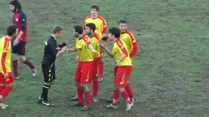 Il marque un but et explose la vitre du banc de touche : carton rouge !