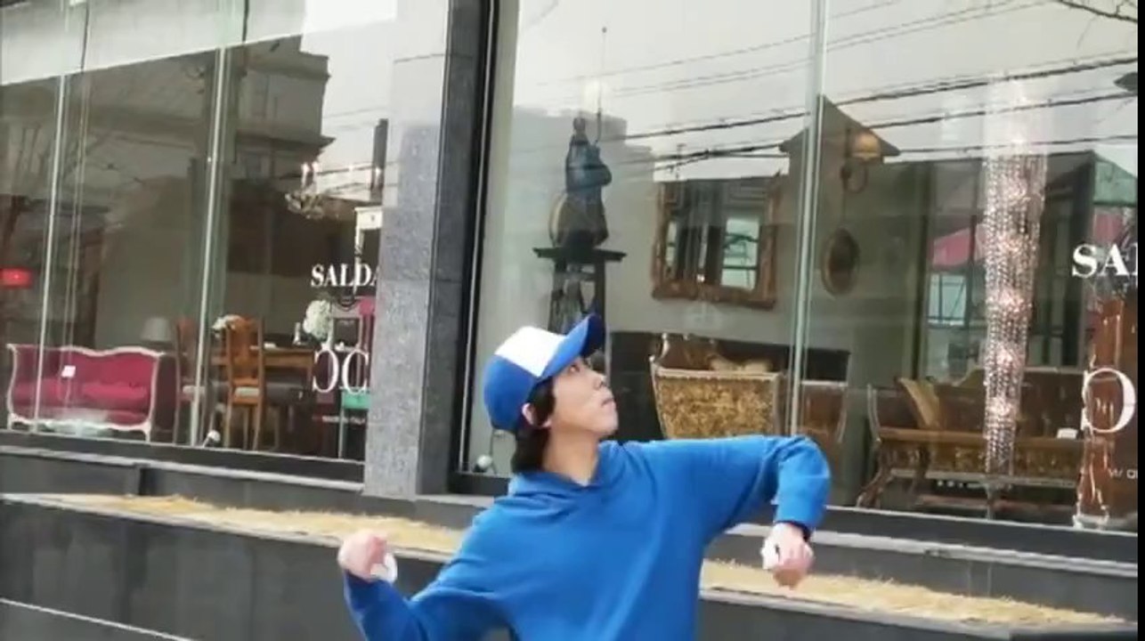 Incredibile. Guardate cosa riesce a fare con dei semplici biglietti da visita