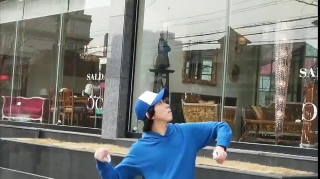 Incredibile. Guardate cosa riesce a fare con dei semplici biglietti da visita