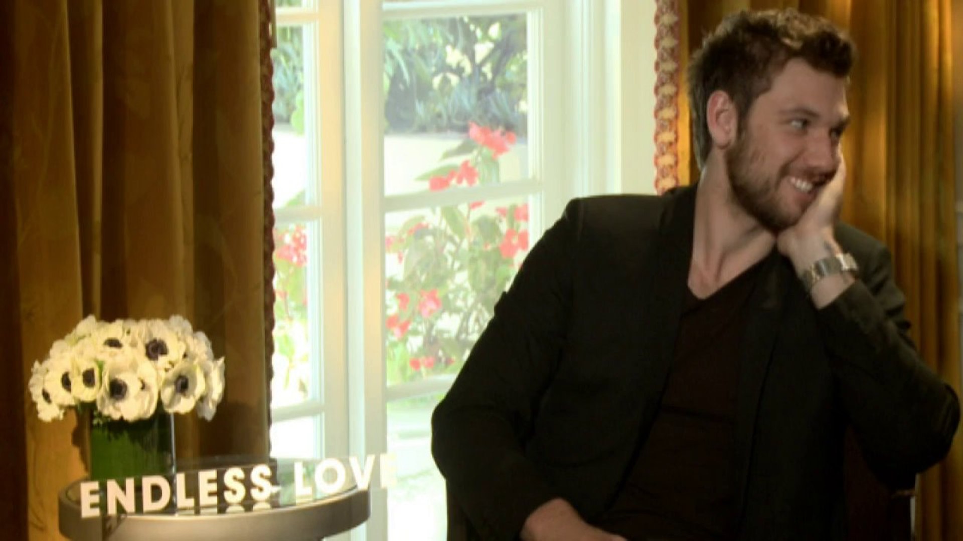 Alex Pettyfer makes out with interviewer - video Dailymotion
