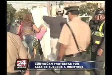 Aparecen carteles en la Vía Expresa en contra de sueldos de ministros