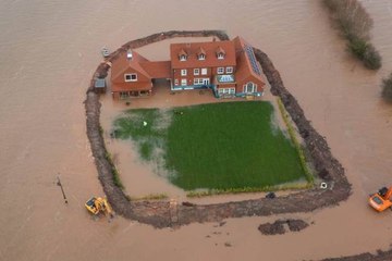 Il essaye de sauver sa maison des inondations