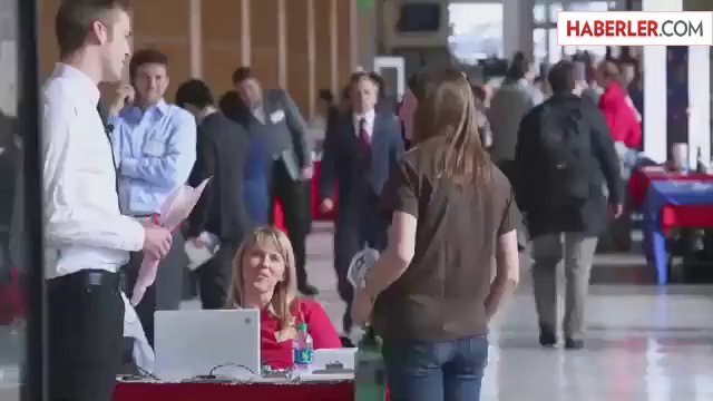 Şakacılar Alışveriş Merkezindeki Kızlara Çiçek Dağıttı