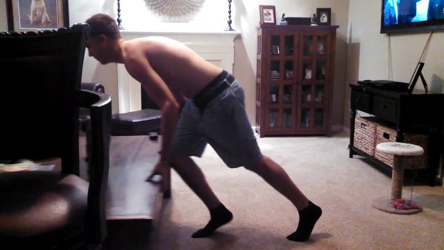 Un chat saute sur les fesses de son maître