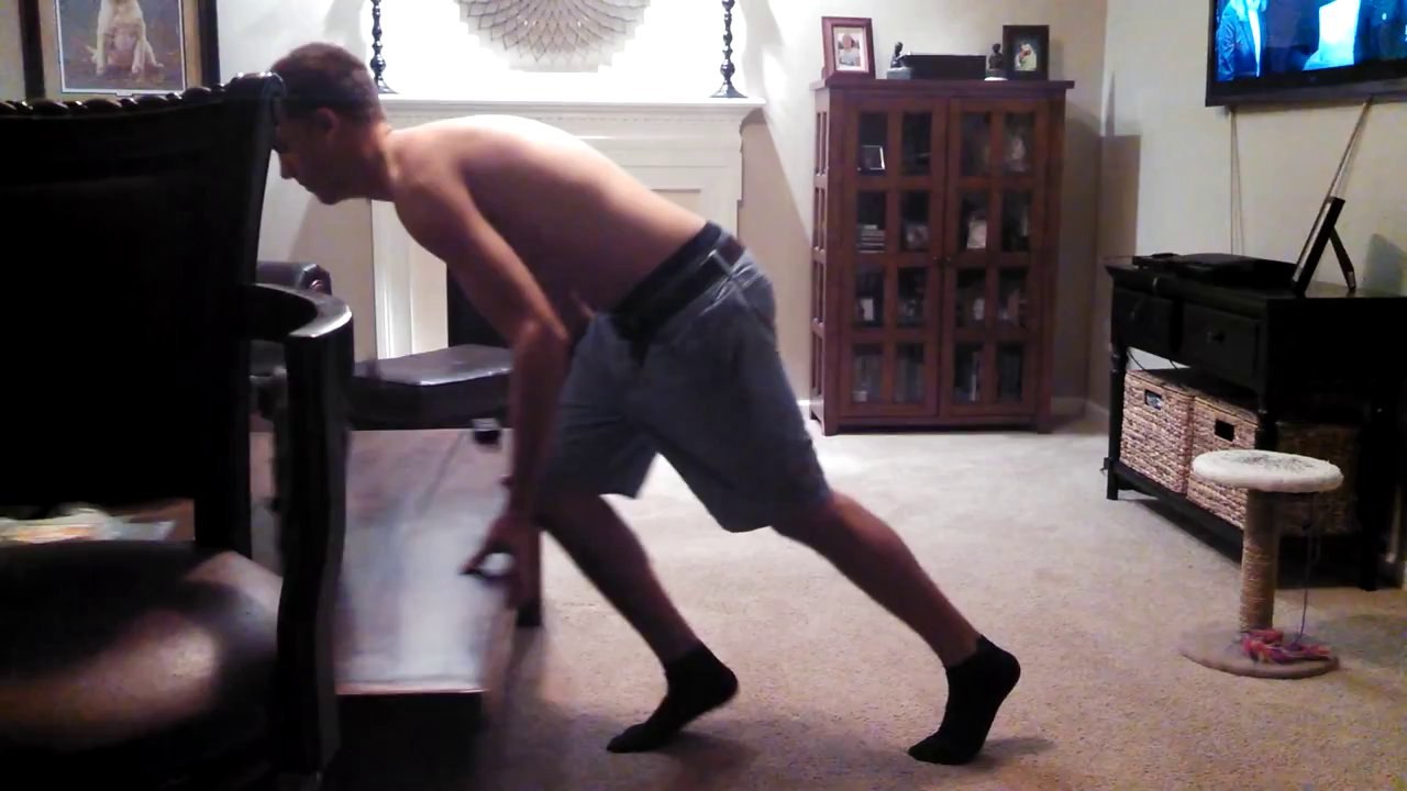 Un chat saute sur les fesses de son maître